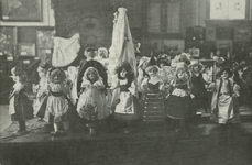 PBK-1983-1223 De poppententoonstelling van de Sint Joseph's Gezellenvereniging van februari tot maart 1908.
