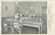 PBK-1987-1541 Een groep kinderen en vier leidsters in de kinderkamer van het Kinderhuis aan de Van Speykstraat 149.
