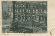 PBK-1993-195 Burgemeester Hoffmanplein met links een gedeelte van het Stieltjesmonument.