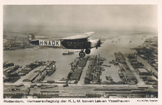 PBK-2005-123 Een vliegtuig van de KLM vliegt boven de Lek- en de IJselhaven.