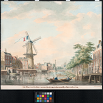 1973-4807 Pompenburgsingel met de Blauwemolen getooid met de Franse vlag. Gezien uit oostelijke richting. Rechts de ...