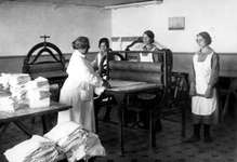 1986-328-TM-332 Interieurs van het Kinderhuis van de Nederlandse Hervormde Gemeente in de Van Speykstraat 149.Afgebeeld ...