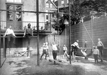 1986-334-EN-335 Interieurs van het Kinderhuis van de Nederlandse Hervormde Gemeente in de Van Speykstraat 149.Afgebeeld ...