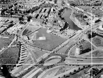 2000-53 Luchtopname van Heliport, rechts daarvan de Admiraal de Ruyterweg en de Rotte. Links ervan Katshoek en de ...