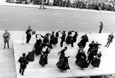 2005-8669-TM-8674 Manifestaties:Van boven naar beneden:-8669: Op de Coolsingel is een folkloristische dansgroep uit ...