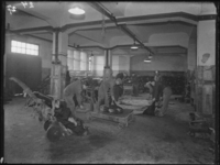 1976-5062 Interieur firma Kaufmann's huidenhandel aan de Westzeedijk.