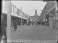 1976-7512 Gezichten op de Korte Lijnbaan met op de achtergrond het stadhuis.