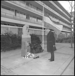 10081 Bloemen worden gelegd bij het monument De Treurende Vrouw door leden van de Commissie Herdenking 4 mei.