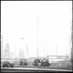 10155 200 meter hoge schoorsteen bij de raffinaderij van Shell op Vondelingenplaat.