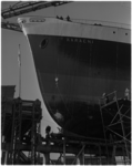 1059-1 Het motorvrachtschip Karachi bij C. van den Giessen en Zonen werd wel gedoopt maar door te lage waterstand van ...