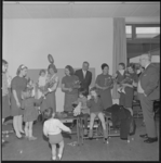 10692 Kinderen en volwassenen bij de opening van de eerste kindercréche in Ommoord.