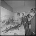 12392 Bezoek leden wijkraad aan de tentoonstelling 'Het landschap om de stad' in het Gereformeerd Jeugdhuis aan de ...