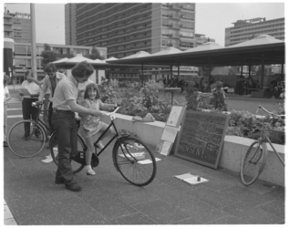 12492 Arie van der Vliet start samen met zijn dochtertje op het Schouwburgplein een fietsactie tegen ...