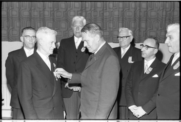 20029-55-10 Wethouder mr. H. Bavinck spelt J. Brunning van de Nederlandsche Oranje Vereeniging de gouden eremedaille ...