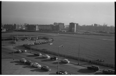 20033-24-9 Overzicht helikoptervliegveld Heliport aan de Hofdijk met in de verte de Incasso Bank op de hoek Pompenburg ...