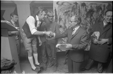 20488-5-2 Thom Holterman schudt loco-burgemeester G. Z. de Vos de hand na opening van hippiesociëteit De Leiperd aan de ...