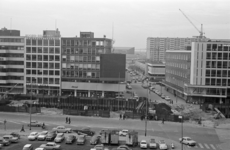 20877-7-8a Westblaak ter hoogte van de Karel Doormanstraat met op de voorgrond de bouwsleuf van de oostwestlijn. Op nr. ...