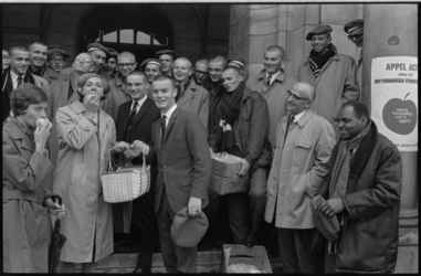 21099-4-26 Op het bordes van het stadhuis verkopen studenten de eerste zak appelen aan mevr. H. Worst-Visser, de ...