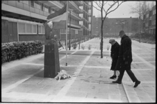 21295-5-11 Kranslegging bij oorlogsmonument Treurende Vrouw in het binnenhofje Goereessestraat i.v.m. fussilade van 20 ...