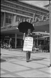 21489-3-14 Sandwichman voert op de Korte Lijnbaan actie tegen milieuvervuiling en ter promotie van een naderende ...