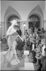 21920-4-23 Mevrouw A.N. Thomassen-Lind, temidden van scholieren, sluit de tentoonstelling Schoon-Schip af, gehouden in ...