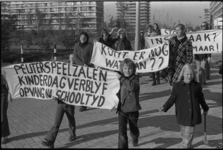 24540-1-35 Demonstratie van de projectgroep Kinderdagverblijf Ommoord voor kinderopvang in de wijk Ommoord.