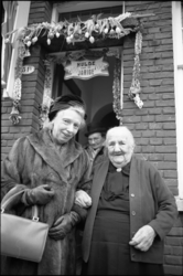 305393-34 Loco-burgemeester mej. mr. J. Zeelenberg op visite bij mevr. J. Leeuwenburg-Hordijk op haar 100ste ...