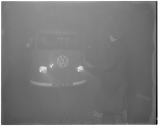 3083-1 Een chauffeur van een Volkswagenbusje wordt gemaand vaart te minderen in verband met de mist.
