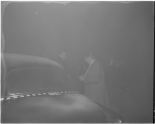 3083-3 Blokbandtaxi-chauffeur in de mist.
