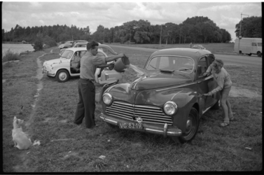 3480 Mensen wassen hun auto bij de Kralingse Plas, ter hoogte van de Plaszoom.
