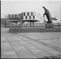 3742-1 Kunstzaal Zuid (voormalige directiekeet op de Coolsingel tijdens bouw Bijenkorf) en oorlogsmonument de Vallende ...
