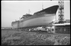 3933 Tewaterlating Esso Amsterdam bij C.van der Giessen en Zonen's Scheepswerven te Krimpen aan den IJssel.