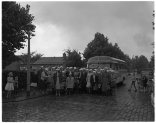 4270 Vertrek van ouden van dagen van het Brabantse Dorp?, die een busreis maken.
