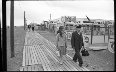 4323-2 Verlaten strand bij Hoek van Holland met café-restaurant de Noorderpier.