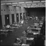 4574 Overzicht zaal Emporium vol meubelmakende deelnemers.
