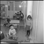 4968-2 Leidster Kinderbewaarplaats Margriet en zeven kinderen in speelkamer.