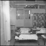 4968-3 Kinderen liggen op veldbedden.
