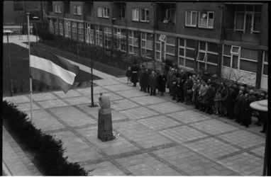 5057-1 Dodenherdenking bij monument 'De Treurende Vrouw' in de Goereesestraat.
