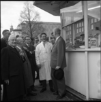 5128 Wethouder J.U. Schilthuis in gesprek met de exploitant van de patatkraam, de heer J. Homan, Coolsingel oostzijde.