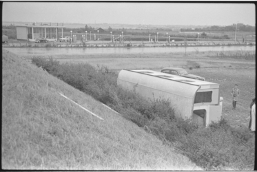 5418-1 Auto en vijf ton zware woonwagen van de weg gewaaid na windhoos in Overschie.