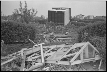 5418-2 Houten volkstuinhuisjes op Volktuincomplex Onze Tuinen in Overschie omver gewaaid.