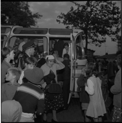 6586-1 Feestelijke terugkomst oudere bewoners van Het Brabants Dorp na een dagje uit naar de kust, georganiseerd door ...