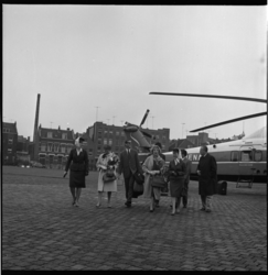 6599 Aankomst gezelschap met Sabena-helicopter op Heliport.