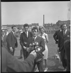 7583-3 Aankomst van de populaire zanger Salvatore Adamo en zangeres Francoise Hardy op Heliport met de SABENA helikopter .