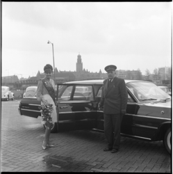 7948 De Tulip Queen van Birmingham (in het dagelijks leven miss Mary Burden) poseert bij een Ravero-taxi die bij de ...