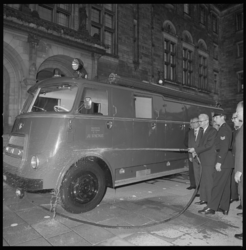 8470-3 Afscheid wethouder J.U. Schilthuis; op de Coolsingel spuit hij op het chauffeursportier van een blusvoertuig en ...
