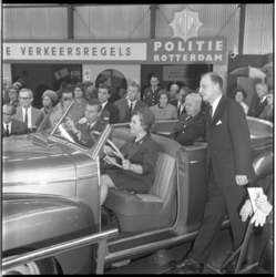 8724-2 Mevr. Marijnen-Schreurs, echtgenote van mr. V.G.M. Marijnen (voorzitter van de Rijnmondraad) hier achter het ...