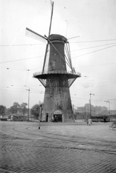 1976-2642 Gezicht op het Oostplein met molen de Noord.