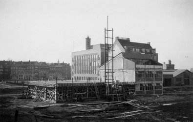 1976-2648 Gezicht op bedrijfspanden aan de Hoornbrekersstraat vanaf de Schiedamsedijk.