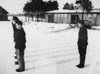 1977-3360 Tijdens de Bezetting. In een werkkamp. Georganiseerd door de Nederlandsche Arbeidsdienst.